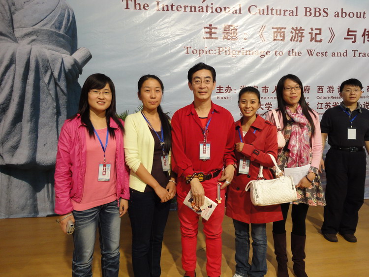 金沙官网研究生与六小龄童合影